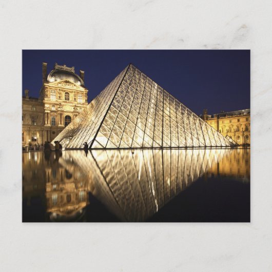 Die nächtliche Aussicht auf die gläserne Pyramide  Postkarte (Vorderseite)