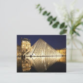 Die nächtliche Aussicht auf die gläserne Pyramide  Postkarte (Stehend Vorderseite)