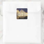 Die nächtliche Aussicht auf die gläserne Pyramide  Quadratischer Aufkleber (Tasche)