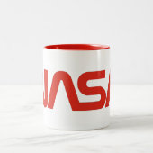 Die NASA-Wurm-Logo Zweifarbige Tasse (Mittel)