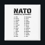 Die NATO Phonetische Alphabet Magnet<br><div class="desc">Das Design "Nato Phonetic Alphabet" feiert das weltweit anerkannte Phonetisierungssystem A-Z, das in der Luftfahrt, im Militär und in der Notversorgung eingesetzt wird. Dieses Design ist perfekt für Profis, Studierende und Enthusiasten und dient als praktische Referenz und Tribut an die Präzision und Klarheit, die in der globalen Kommunikation erforderlich sind....</div>