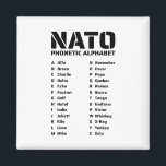 Die NATO Phonetische Alphabet Magnet<br><div class="desc">Das Design "Nato Phonetic Alphabet" feiert das weltweit anerkannte Phonetisierungssystem A-Z, das in der Luftfahrt, im Militär und in der Notversorgung eingesetzt wird. Dieses Design ist perfekt für Profis, Studierende und Enthusiasten und dient als praktische Referenz und Tribut an die Präzision und Klarheit, die in der globalen Kommunikation erforderlich sind....</div>