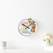Die netten Leute sind meine Kindesmenschen Runde Wanduhr (Zuhause)
