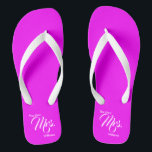 Die neue Frau Magenta und die Flip Flops der weiße Badesandalen<br><div class="desc">Diese Hochzeitskippen haben ein Magenta-Fußbett. In der weißen Schrift heißt es "Die neue Frau" und sie haben einen Platz,  um den neuen Namen der Braut hinzuzufügen.</div>