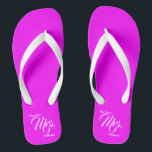 Die neue Frau Magenta und die Flip Flops der weiße Badesandalen<br><div class="desc">Diese Hochzeitskippen haben ein Magenta-Fußbett. In der weißen Schrift heißt es "Die neue Frau" und sie haben einen Platz,  um den neuen Namen der Braut hinzuzufügen.</div>