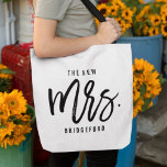 Die neue Frau Personalisiert Bride Tasche<br><div class="desc">Zeigen Sie Ihren neuen Nachnamen mit unserer super niedlichen personalisierten Braut Tasche! Modernes Schwarz-Weiß Design zeichnet sich durch "die neuen mrs. [lastname]" in handgeschriebener Schriftzeichen. Einfache Anpassung mit dem bereitgestellten Vorlagenfeld. Ein großartiges Geschenk für eine frisch verheiratete oder frisch gebackene Braut.</div>