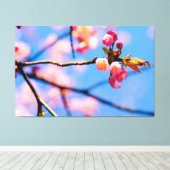 Die neugeborenen Sakura-Blume und der blaue Frühli Leinwanddruck (Insitu (Holzboden))