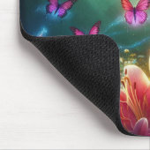 Die neugierige Katze und ihre Schmetterlinge Mousepad (Ecke)