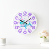 Die niedliche, weiße Uhr der lila Walspurkunst des (Zuhause)