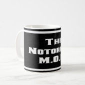 Die notorische M.O.M Tasse (Vorderseite Links)