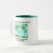Die Oberfläche der Erde bewegt sich welche Richtun Zweifarbige Tasse (Vorderseite Links)