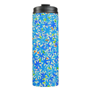 Die Oberfläche ist mit vielen kleinen blauen Blume Thermosbecher