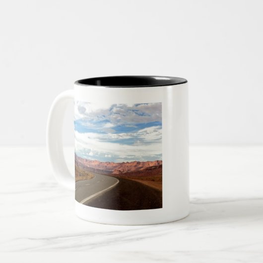 Die offene Straße ist Zuhause Zweifarbige Tasse (Vorderseite Links)