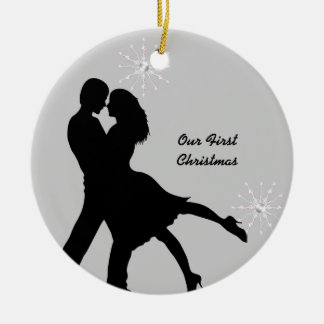 Die Paare küssen, verheiratet unser erstes Keramikornament