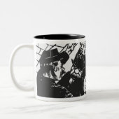 Die Paris-Menge, 1892 Zweifarbige Tasse (Links)