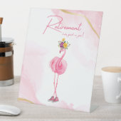 Die Pensionierung steht dir gut! Flamingo in Sneak Sockelschild (In Situ)