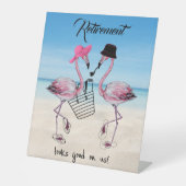 Die Pensionierung steht uns gut! Flamingo am Stran Sockelschild (Vorderseite)
