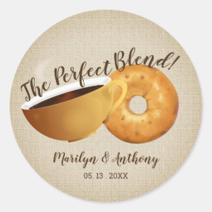 Die perfekte Mischung Kaffee und Bagel Hochzeit Runder Aufkleber