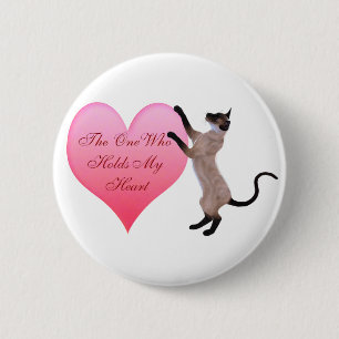 Die Person, die meinen Herz-Knopf hält Button