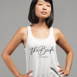 Die Personalisierte Minimalistische Hochzeit der B Tank Top<br><div class="desc">Dieses schicke,  einfache Brautpanzer-Oberteil zeigt Ihren Namen unter eleganter schwarzer Typografie,  die The Bride liest. Passen Sie diese eleganten,  modernen Bräunungstanks für Ihre Hochzeitsfeiern wie den Junggeselinnen-Abschied an.</div>