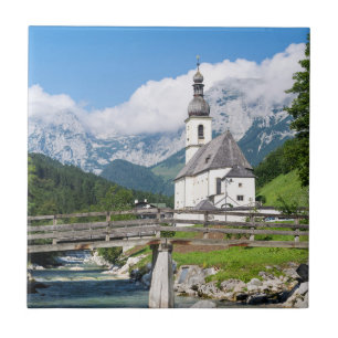 Die Pfarrkirche von Ramsau in Bayern, Deutschland Fliese