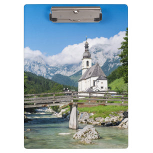 Die Pfarrkirche von Ramsau in Bayern, Deutschland Klemmbrett