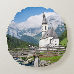 Die Pfarrkirche von Ramsau in Bayern, Deutschland Rundes Kissen