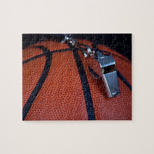 Die Pfeife eines Schiedsrichters auf einer Erholun Puzzle (Horizontal)