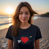 Die Pfeile durch den Herz-T - Shirt ist die Liebe