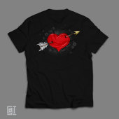 Die Pfeile durch den Herz-T - Shirt ist die Liebe