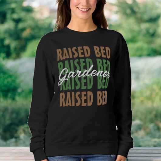 Die Pflanze, die den aufgehobenen Bettgärtner über Sweatshirt