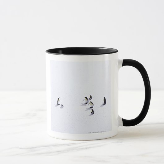 Die Pinguine, die Fußball spielen Tasse (Rechts)
