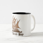 Die Piraten-Bucht-Tasse Zweifarbige Tasse (VorderseiteRechts)