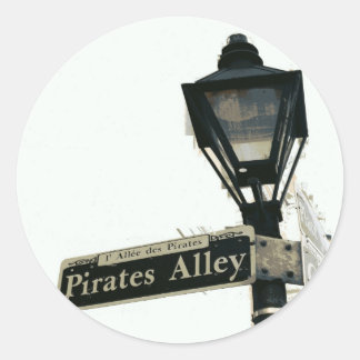 Die Piratenallee in Schwarz & Weiß Runder Aufkleber