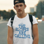 Die Pisten nennen "Ski Gag Novelty" Tri-Blend Shirt<br><div class="desc">Mit unserem auffälligen "Die Pisten rufen" T - Shirt, der sich perfekt für Bergfreunde und Pullhunde eignet, treffen Sie stilvoll auf die Pfade. Dieses Konversationsanlauf-Design spricht für den tiefsten Wunsch jedes Skifahrers, in die Berge zu entkommen, mit mutiger Typografie, die den unwiderstehlichen Schneezug und die unberührten Pisten einfängt. Egal ob...</div>