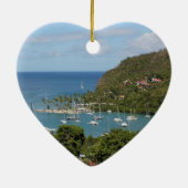 Die Pitons und das Soufriere Keramikornament (Hinten)