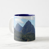 Die Pitons und das Soufriere Zweifarbige Tasse (Vorderseite Links)