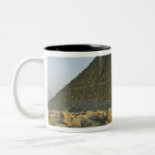 Die Pyramiden von Gizeh, die fast 5000 sind 2 Zweifarbige Tasse (Links)