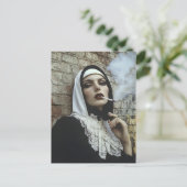 Die rauchende Nonne Postkarte (Stehend Vorderseite)