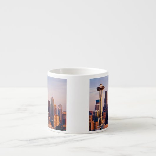 Die Raum-Nadel ist ein Turm an der Dämmerung in Espressotasse (Vorderseite)