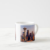 Die Raum-Nadel ist ein Turm an der Dämmerung in Espressotasse (Vorderseite Rechts)