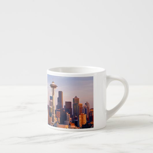 Die Raum-Nadel ist ein Turm an der Dämmerung in Espressotasse (Rechts)