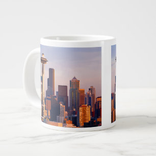 Die Raum-Nadel ist ein Turm an der Dämmerung in Jumbo-Tasse