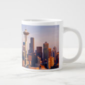 Die Raum-Nadel ist ein Turm an der Dämmerung in Jumbo-Tasse (Rechts)