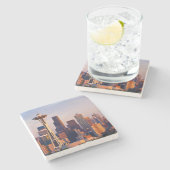 Die Raum-Nadel ist ein Turm an der Dämmerung in Steinuntersetzer (Seitenansicht)