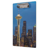 Die Raum-Nadel und das im Stadtzentrum gelegene Klemmbrett (Links)