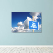 Die reale Welt signpost mit blauem Himmel und Wolk Leinwanddruck (Insitu (Holzboden))