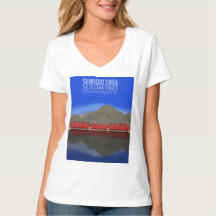Die Red Boat Houses Sunndalsøra Norwegen T-Shirt