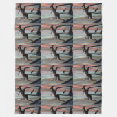 "Die Reflektionen der Wildnis: Ein Kangaroo am Str Fleecedecke (Vorderseite)