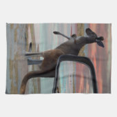 "Die Reflektionen der Wildnis: Ein Kangaroo am Str Geschirrtuch (Horizontal)